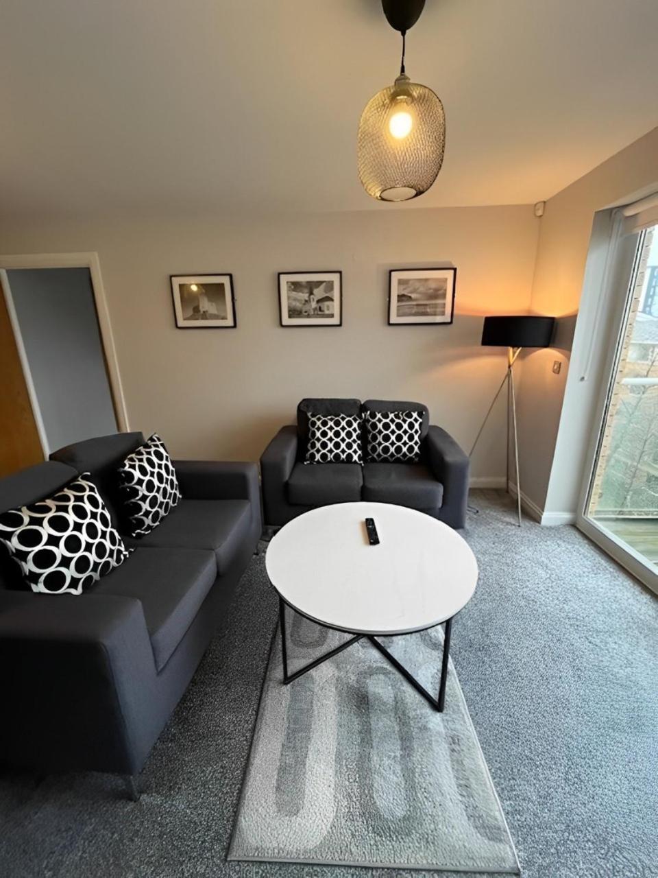 Century Wharf Apartments By Urban Space カーディフ エクステリア 写真